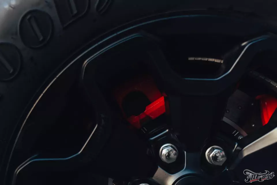 Подготовка RAM TRX для участия в MK Rally 2024: установка тормозной системы Brembo, окрас суппортов, оснащение кузова крышкой и дополнительной розеткой